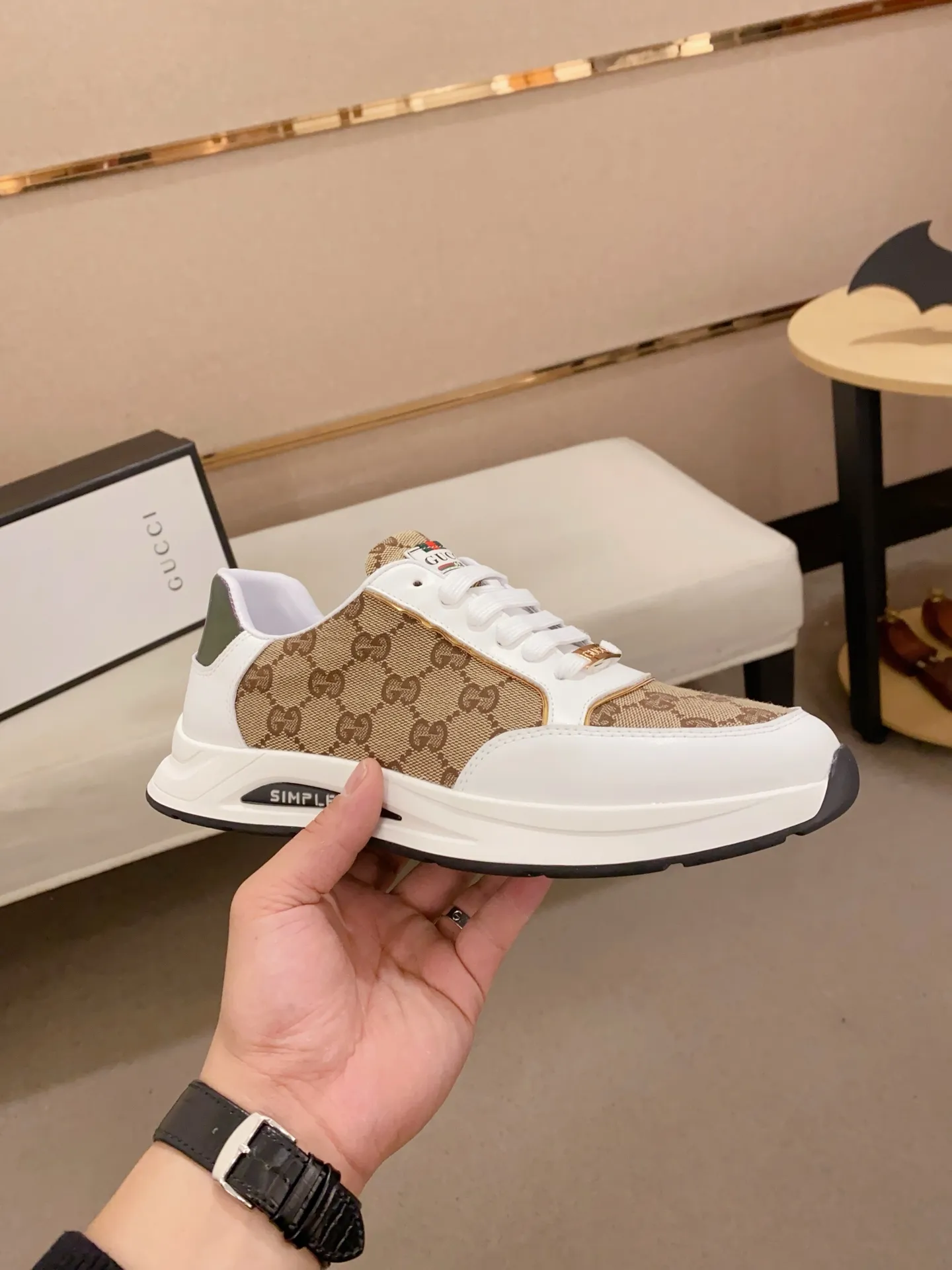 Men's shoes💰 420💰The new GUCCI (Gucci) counters are launched simultaneously. The new men's shoes, 😘fabrics are selected from imported cowhide, and the lining is sheepskin lining. 👍🏿 High-end ☄️ air-cushion molded anti-slip rubber outsole, exquisite lines, simple and elegant, comfortable and high-end for leisure travel. Code number: 38 to 44 (45 can be customized and cannot be returned or exchanged)